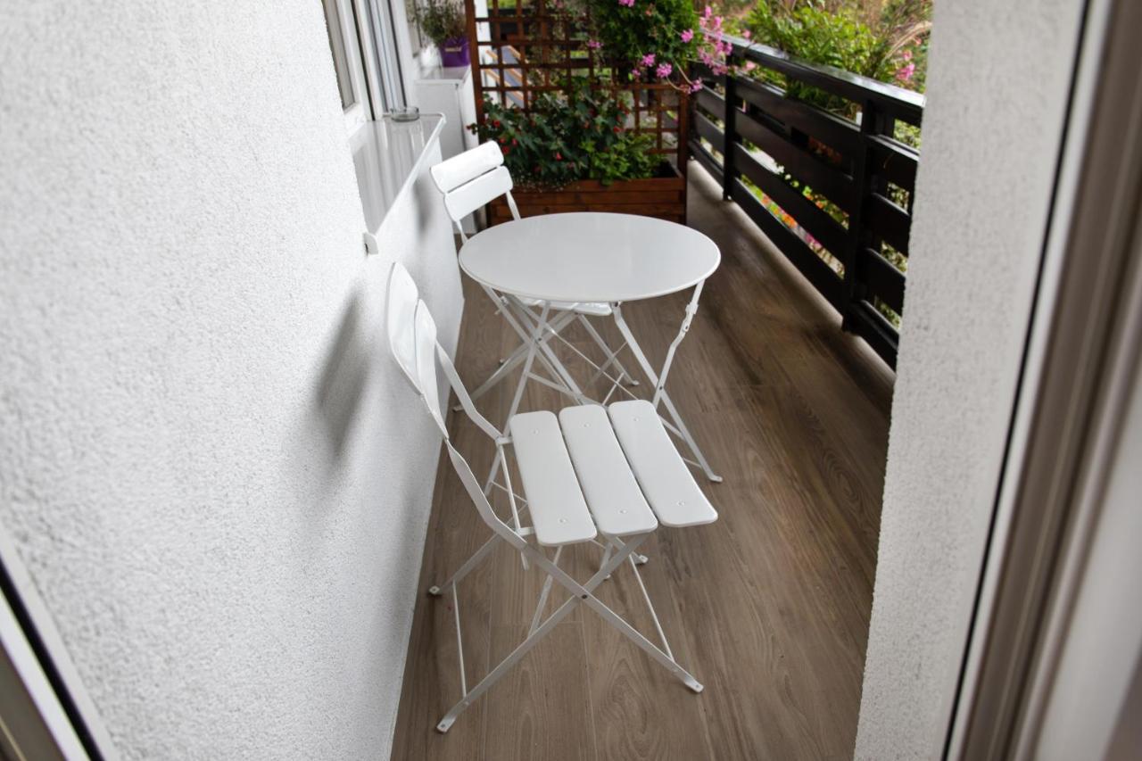 Honey Apartments Zirovnica Bagian luar foto