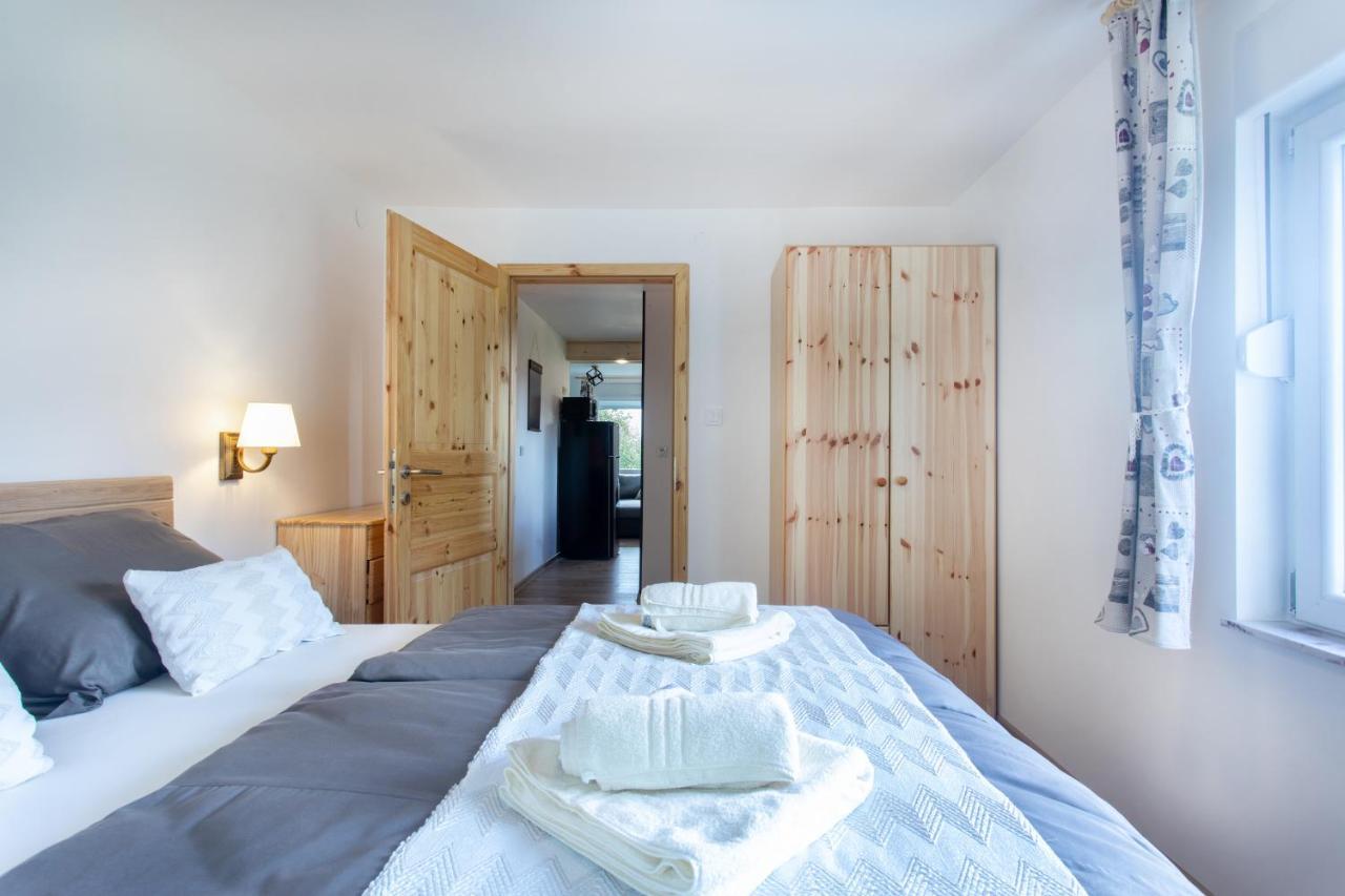 Honey Apartments Zirovnica Bagian luar foto